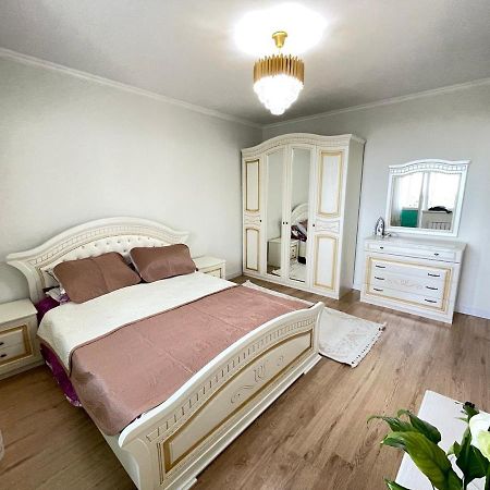 Apartment In Alma-Ata Buitenkant foto