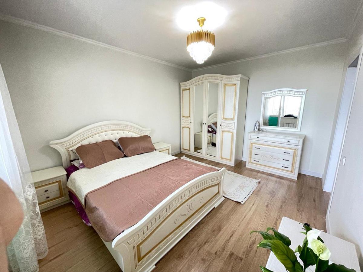 Apartment In Alma-Ata Buitenkant foto