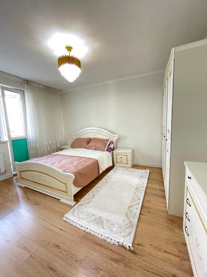 Apartment In Alma-Ata Buitenkant foto